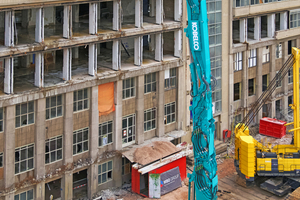 	The new generation of the Kobelco SK1300DLC continues to offer a 40-m pin height and, thanks to high tool weights, also enables efficient operation at great heights 