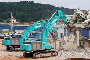  	Kobelco is also very successful in the European demolition market with its standard machines – here the top-of-the-range SK850LC 