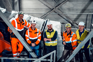 	On-site partnership: Plant Manager Felix Hofmann (center) with representatives of LSE GmbH and Sandvik in the modernized plant area 