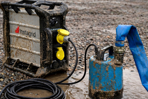  Tsurumi LB480 dewatering pump with Instagrid battery: extremely flexible and just as powerful as when connected to the mains 
