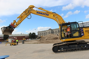  With the PC220LC-12 and PC220LCi-12 hydraulic excavators, many work steps can be performed automatically 