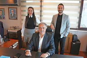  Zwei Generationen der Familie Aydin vertreten das Unternehmen national und global: Sedat Aydin (Mitte) und seine Tochter Hande Aydin Uslu mit ihrem Mann Ugur Uslu 