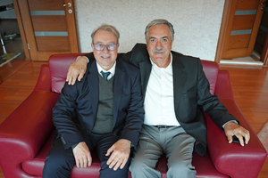  Vertrauensvolle Geschäftsbeziehungen seit fast 30 Jahren: Dietmar Alber für Hosokawa Alpine und Sedat Aydin für Aydin Madencilik 