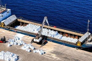  Kalziumkarbonat von Aydin Madencilik wird im Hafen von Gemlik auf das Schiff geladen 