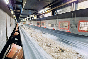  	Conveyor belt with rollers 