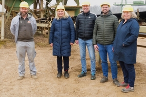  V.l.: Nils Rexroth, Betriebsleiter des Kieswerks Vennebeck, Dr. Petra Strunk, Chefredakteurin der AT MINERAL PROCESSING, Rainer Lumme, Business Development Manager steute Controltec, Argjent Fetahaj, Product Manager steute Controltec, Nicole Dony, AT MINERAL PROCESSING 