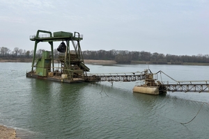  Mit dem Schwimmgreifbagger wird Sand und Kies aus großen Wassertiefen gewonnen 