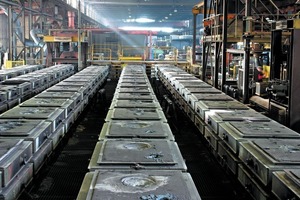  6	Blick in die Produktionshalle mit den Sandgussformen • View into the production shop, showing sand-casting moulds 