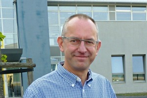  1 Christian Nasarow, Standortleiter Heraeus Quarzglas in Bitterfeld, zeigt einen Teil eines Quarz-Sootkörpers # Christian Nasarow, plant manager for Heraeus Quarzglas in Bitterfeld, shows a part of a quartz soot body 