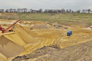  3	Die Trockenaufbereitung von Sand und Kies übernehmen seit Ende vergangenen Jahres zwei Sandvik QA340 mit mobilen HaldenbändernSince the end of last year, the dry processing of sand and gravel is carried out by two Sandvik QA340 including mobile pile belt conveyors 