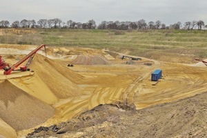  3 Die Trockenaufbereitung von Sand und Kies übernehmen seit Ende vergangenen Jahres zwei Sandvik&nbsp;QA340 mit mobilen Haldenbändern • Since the end of last year, the dry processing of sand and gravel is carried out by two Sandvik&nbsp;QA340 including mobile pile belt conveyors 