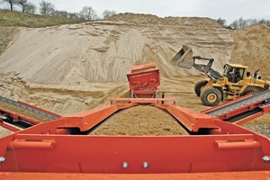  5 Trotz kompakter Abmessungen bietet die Sandvik&nbsp;QA340 mit ihrer 5&nbsp;x&nbsp;1,50&nbsp;m messenden Doppelsiebeinheit eine große Siebfläche • Despite compact dimensions, the Sandvik QA340 offers a large screening surface with its doublescreen unit of 5&nbsp;x&nbsp;1.50&nbsp;m 