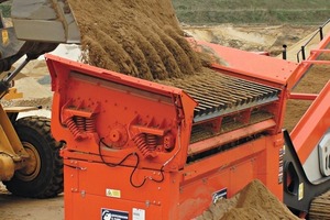  6	Das optionale Doppeldeck-Vibrations-Vorsieb am Aufgabetrichter optimiert den Siebprozess und steigert die Flexibilität der Gesamtanlage • The optional double-deck vibration screener at the feed hopper optimizes the screening process and increases the flexi­bility of the overall plant 