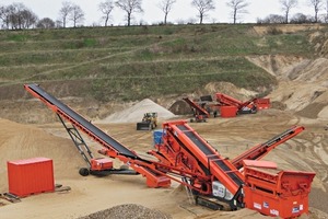  2	Rund 13 ha beträgt die offene Abbaufläche auf mehreren Ebenen des Kieswerks Lucht in Buchholz Kreis Dithmarschen • The open quarrying area at various levels of the Lucht gravel works amounts to about 13 ha at Buchholz in the Dithmarschen district 