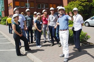  7	Eine der sechs Gruppen bei der Werksführung • One of the six groups during a plant tour 