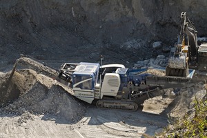  1 Die MOBICAT MC&nbsp;110&nbsp;Z&nbsp;EVO zerkleinert Gips im primären Zerkleinerungsprozess in dem Gyproc-Werk von Vena del Gesso • The MOBICAT MC 110 Z EVO crushes gypsum in the first crushing stage at the Gyproc quarry in the Vena del Gesso 