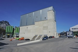  18	Außenansicht des fertig gestellten Werksgebäudes • Exterior view of the completed plant building  