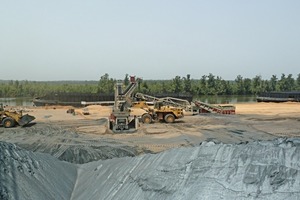  6 Radlader Komatsu WA&nbsp;600 bei der Ausspeicherung von Eisenerz von der Halde und dessen Aufgabe zum fahrbaren Ausspeicherungstrichter von Telestack • Komatsu WA&nbsp;600&nbsp;wheel loader reclaiming iron ore form the stockpile to the Telestack mobile reclaiming hopper 