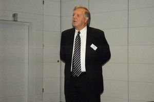  4	Prof. Dr.-Ing. habil Eberhard Gock bei der Moderation der Vortrags­reihe „Metallurgie“ 