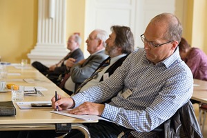  6 The attendees of the colloquium listen attentively 