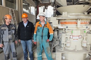  2	Produktionsmitarbeiter Andreas Hering, Geschäftsführer Hermann Böhl und Servicetechniker Matthias Schmidtke von Metso vor dem Tertiärbrecher HP200 • Production employee Andreas Hering, Managing Director Hermann Böhl and Metso service technician Matthias Schmidtke in front of the HP200 tertiary crusher 