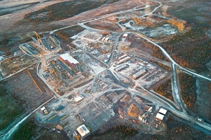  Blick auf die im Bau befindliche Anlage der Kaunisvaara-Mine im Norden von Schweden: Zu sehen sind die Prozessanlagen (links), Nebengebäude für Verwaltung sowie Erz-Lagerung und ein Steinbruch (rechts). Die Erzmine ist nicht im Bild # View at the ongoing construction of the Kaunisvaara mine, northern Sweden, with the process plant (left), the ancillary buildings for administration and ore storage, and a stone quarry (right). The mine is not included 