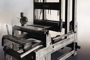  2	Ein schwedischer Drahtwebstuhl, gebaut um 1870, dient heute als Ausstellungsstück • A Swedish wire cloth weaving loom, built by 1870, is today an exhibit 