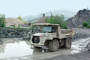  2	Der Terex-Starrrahmen-Muldenkipper TR45 hat ein Fassungs­vermögen von 26 m³; die Nutzlast beträgt 41 t • The Terex TR45 rigid frame dump truck has a body capacity of 26 m³; the pay­load amounts to 41 t 