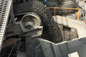  2 Herstellung von Brechsand, der sich für Bauzwecke als geeigneter erweist, als Sand aus natürlichen Vorkommen  Manufactured sand being produced which is proving to be superior for construction purposes to naturally occurring deposits 