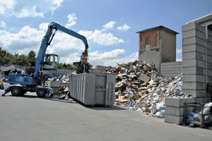  1 Geschäftiges Treiben auf dem Landauer Wertstoffhof • Busy activity at the Landau-based recycling centre 