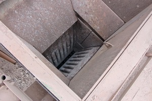  <div class="bildtext">2 View into the crusher</div> 