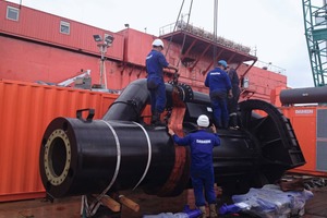  2 Betriebsingenieure von Damen arbeiten an der Baggertauchpumpe, die in die Schlepprohrleitung integriert ist • Damen Field Service engineers working on the submersed dredge pump which is integrated in the trailing pipe 