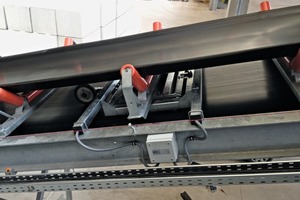  3	Einrollenstuhl-Bandwaage EBW 10 für Förderleistungen von 2-1000 t/h und Bandbreiten von 500-1000 mm – komplett montiert im Gurtförderer • EBW 10 single-idler belt scale for conveying rates of 2-1000 t/h and belt widths from 500-1000 mm – fully installed in the belt conveyor 