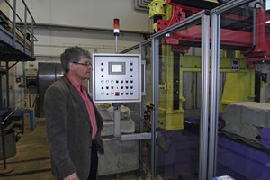  1 Dipl.-Ing. Wolfgang Gaßner am Versuchsstand mit Messeinrichtung • Dipl.-Ing. Wolfgang Gaßner in front of the test facility and its instrumentation 