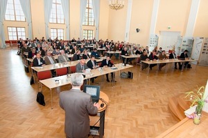  Etwa 100 Teilnehmer waren der Einladung nach Schönebeck gefolgt • About 100 participants accepted the invitation to Schönebeck 