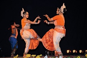  5 Szene aus der Odissi-Tanzaufführung von Guru Durga Charan Ranbir und Team • Scene from the Odissi dance performance by Guru Durga Charan Ranbir and team<br /> 
