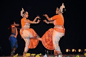  3	Szene aus der Odissi-Tanzaufführung von Guru Durga Charan Ranbir und Team • Scene from the Odissi dance performance by Guru Durga Charan Ranbir and team 