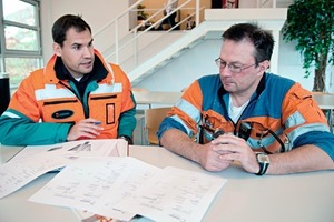  3 Mika Saari (rechts), Vorarbeiter der Techniker der Erzlinie im Chrombergwerk Outokumpu, im Gespräch mit Mikko Malkamäki, Spezialist von Metso für Brecherverschleißteile # Mika Saari (right), Foreman of ore line technicians at Outokumpu’s chrome mine, in conversation with Mikko Malkamäki, Metso’s crusher wear parts specialist 