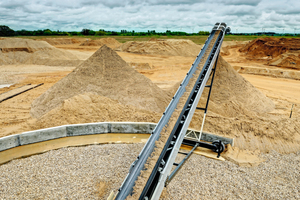  7 Entwässerter Sand auf dem Förderband • Dewatered sand on the conveyor belt 