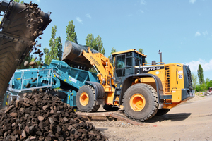  1 Hyundai-Großradlader HL770-9A mit 4,2-m3-Schaufel beim Beschicken einer Siebanlage bei Rewo-Recycling in Leipzig • Hyundai large wheel loader HL770-9A with 4.2-m3-buckets during feeding of a screening plant at Rewo-Recycling in Leipzig 