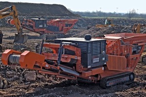  1	Beide Maschinen gleichzeitig im Einsatz bei MAHÉ S.A.S. • The two machines in action at MAHÉ S.A.S. 