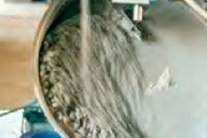  14 Herstellung gipsgebundener Filterstaubpellets (a -Testanlage und b - Pellet) • Pelletization of gypsum-bond fly ash (a - pilot plant and b - pellet) 