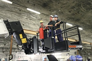  6 Jürgen Meis (Mitte) zeigt bei der Einweisung des Boomladers®, wie die Bediener den kompletten Telestapler aus dem Arbeitskorb verfahren können # During a training demonstration of the Boomlader®, Jürgen Meis (centre) shows how the operators can move the complete telescopic handler from the working cage 