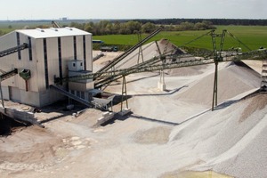  <div class="bildtext">21 Sand and gravel stockpiles arranged radially around the processing unit</div> 
