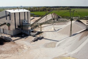  21 Sand and gravel stockpiles arranged radially around the processing unit 