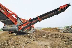  3 	Hohe Mobilität vor Ort aufgrund guter Bodenfreiheit des robusten Kettenlaufwerks und weit ausladenden Austragsbändern mit großen Haldenkapazitäten erleichtert die Baustellen-Organisation High mobility on site thanks to the good ground clearance of the rugged tracked chassis and wide extending discharge belts with high stockpiling capacities make site organization easier 