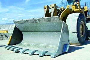  Radlader mit verschleißfester Schaufel • Wheel loader with wear-resistant shovel 