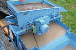  	 Light material discharge onto the dewatering screen 