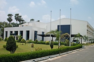  Das bestehende Firmengebäude von HAVER IBAU INDIA wurde um eine Montagehalle (rechts im Bild) erweitert • The existing HAVER IBAU INDIA company building was expanded by adding an assembly hall (right) 