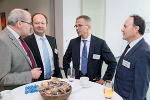  6 Wirtschaftsminister Gerber im Gespräch mit Fachleuten der Rohstoffindustrie (v.l.n.r.): Bert Vulpius, UVMB-Geschäftsführer; Hans-Georg Thiem, Präsident des Landesamtes für Bergbau, Geologie und Rohstoffe des Landes Brandenburg; Albrecht Gerber, Wirtschaftsminister; Dr. Steffen Wiedenfeld, UVMB-Hauptgeschäftsführer  